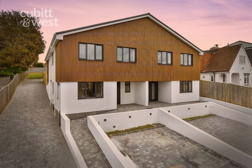 Property photo 1 of 17 External