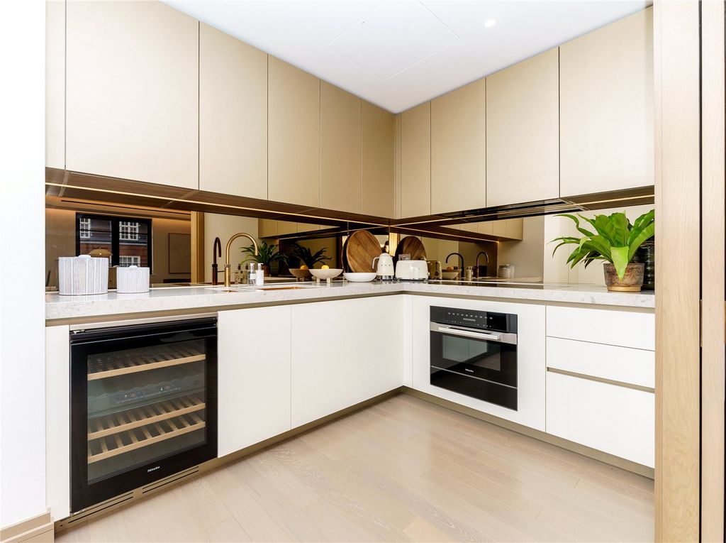 Property photo 3 of 19 Kitchen