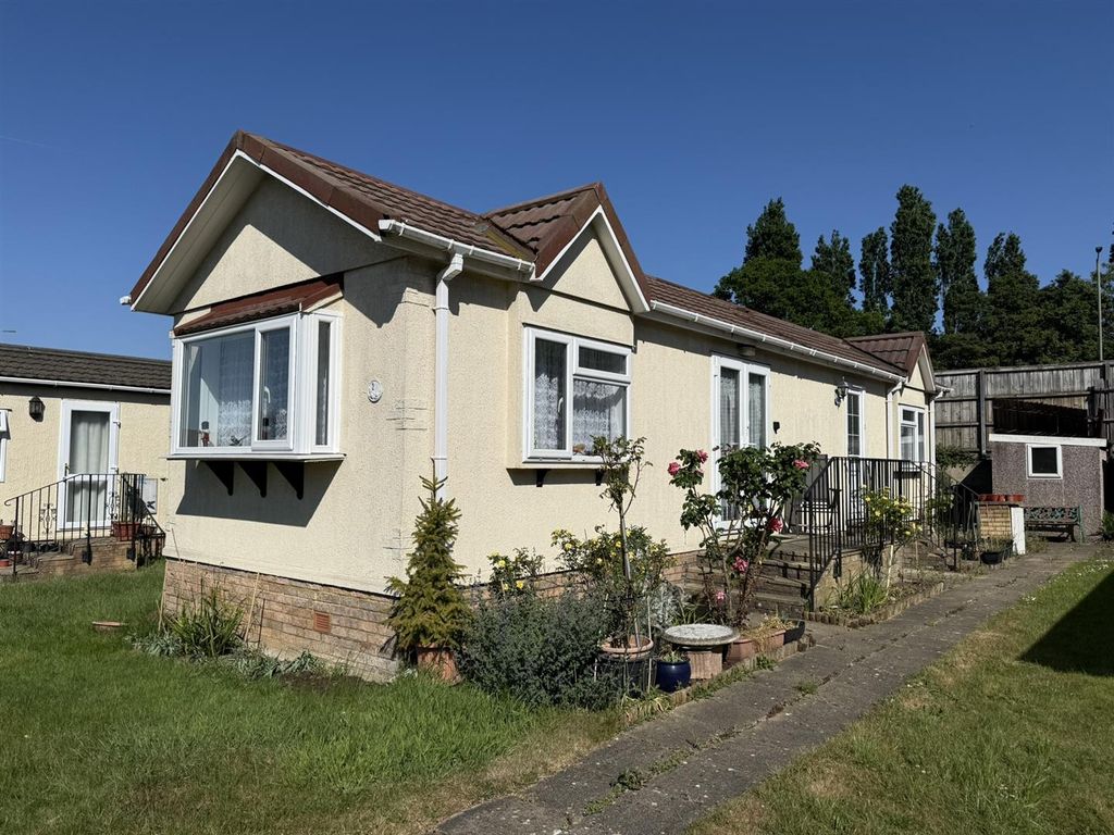 Property photo 1 of 11 Elstree Park