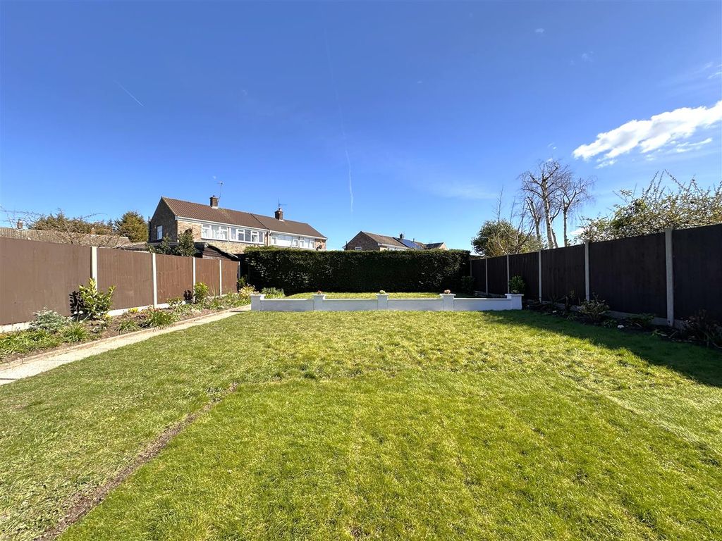 Property photo 3 of 16 Well-Apointed Rear Garden 273