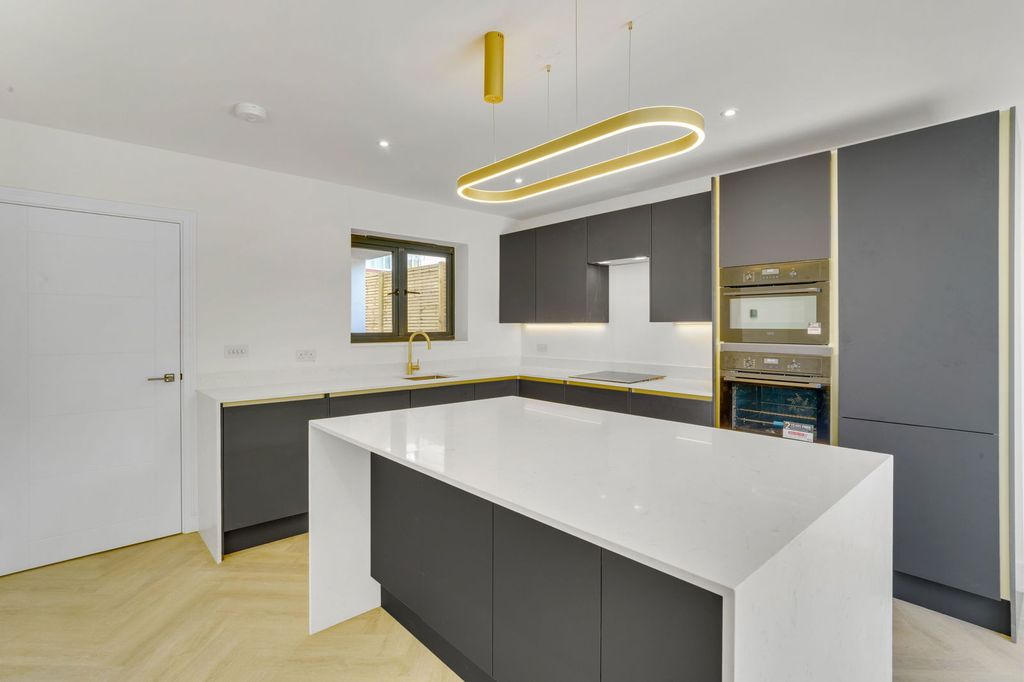 Property photo 1 of 32