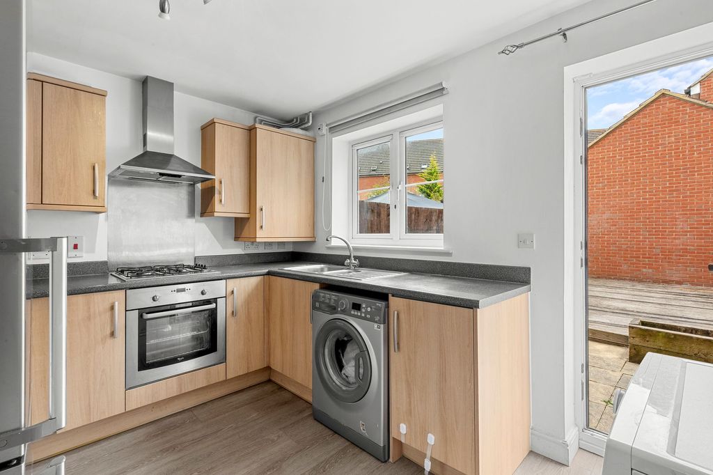 Property photo 3 of 11 Kitchen