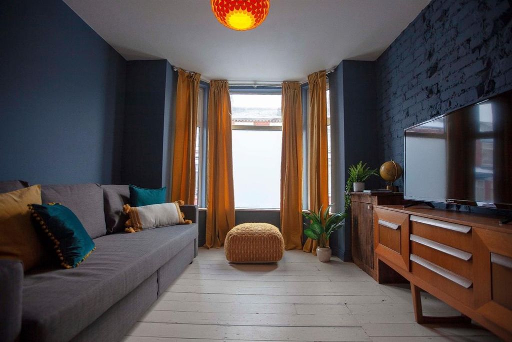 Property photo 1 of 15 Stylish Lounge With Exposed Brick And Bay Window...