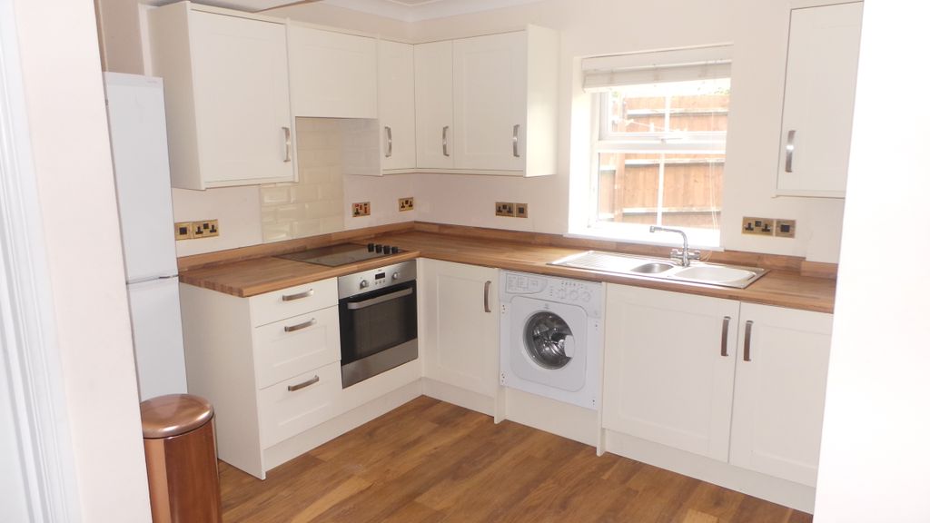 Property photo 3 of 10 Kitchen