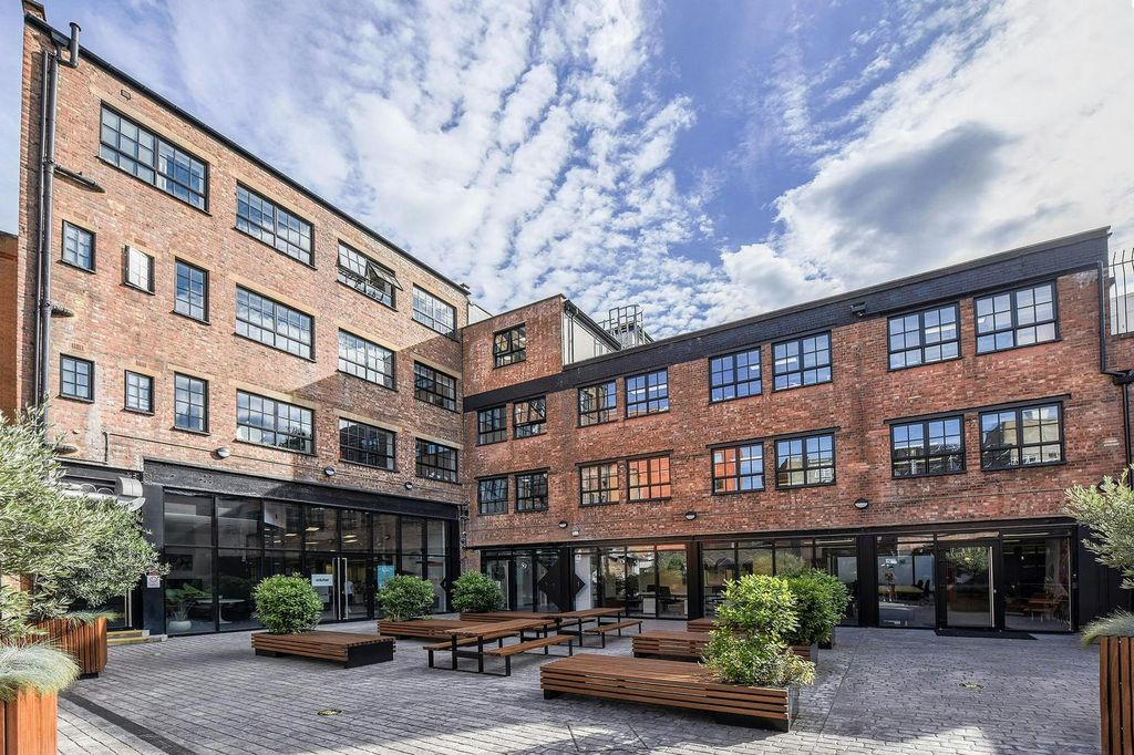 Property photo 1 of 18 Courtyard