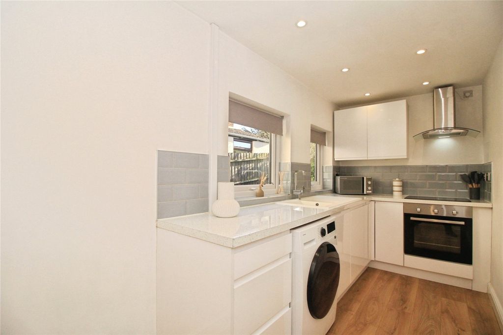 Property photo 2 of 9 Fitted Kitchen