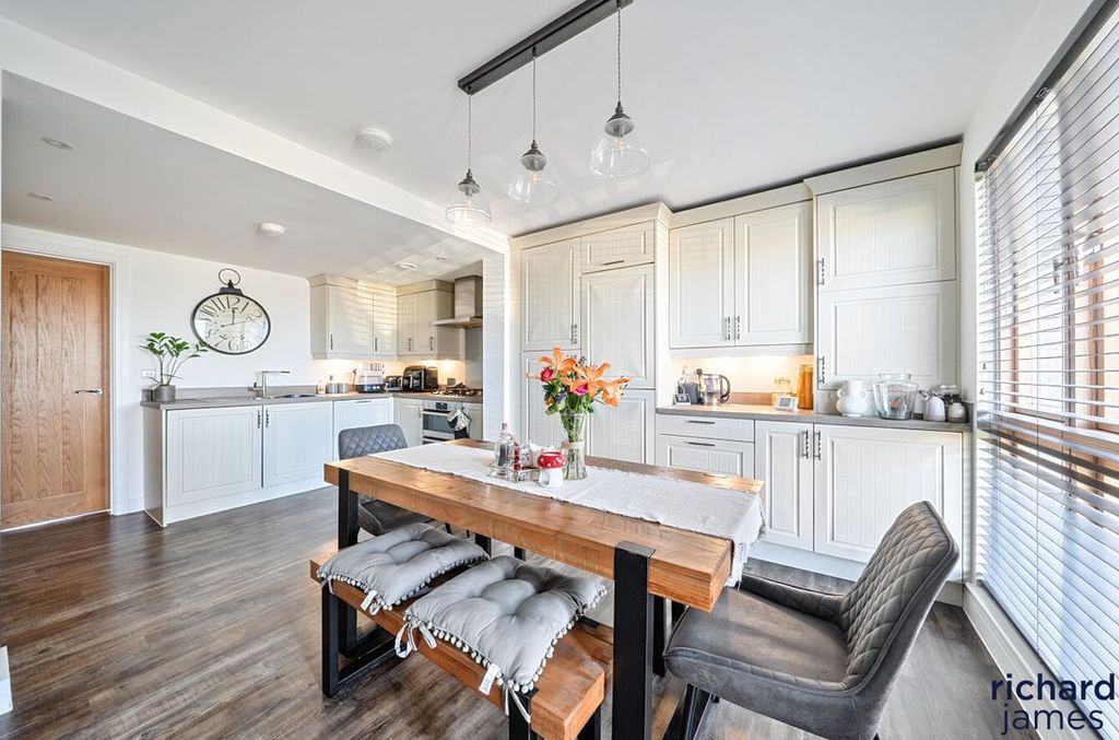 Property photo 2 of 11 15820499A75643B7A866Aee2F44F0E59