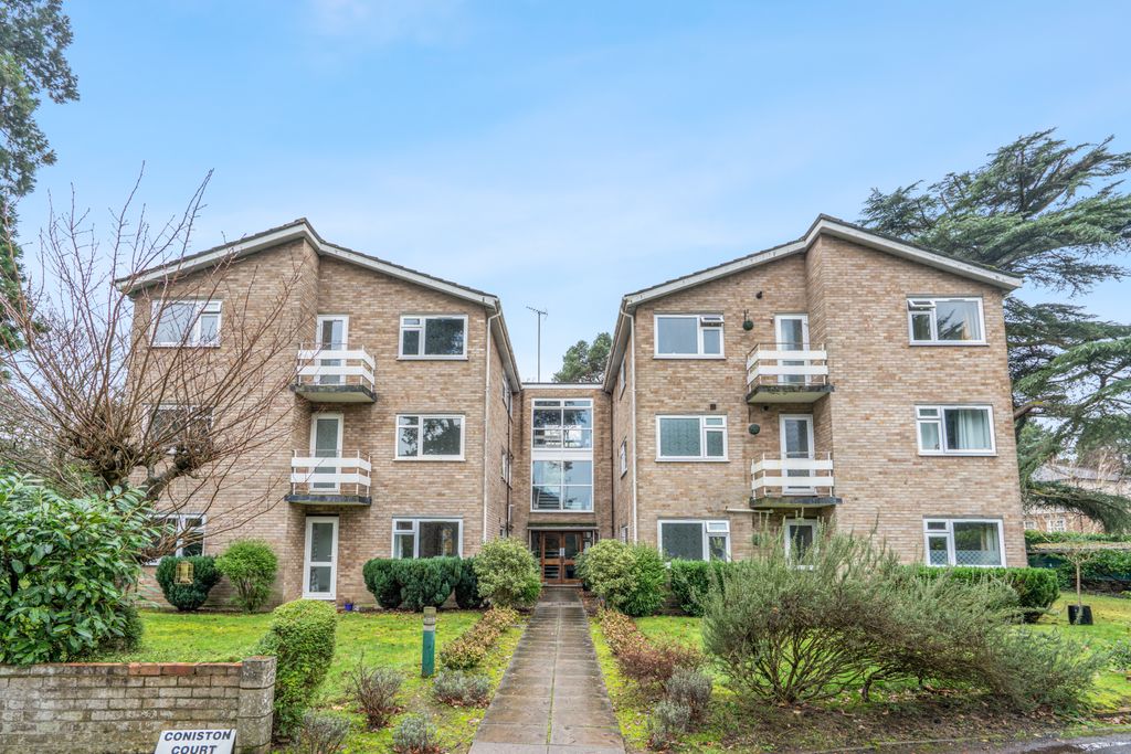 Property photo 1 of 12 9 Coniston Court, Hanger Hill, Weybridge, Kt13 9Yr