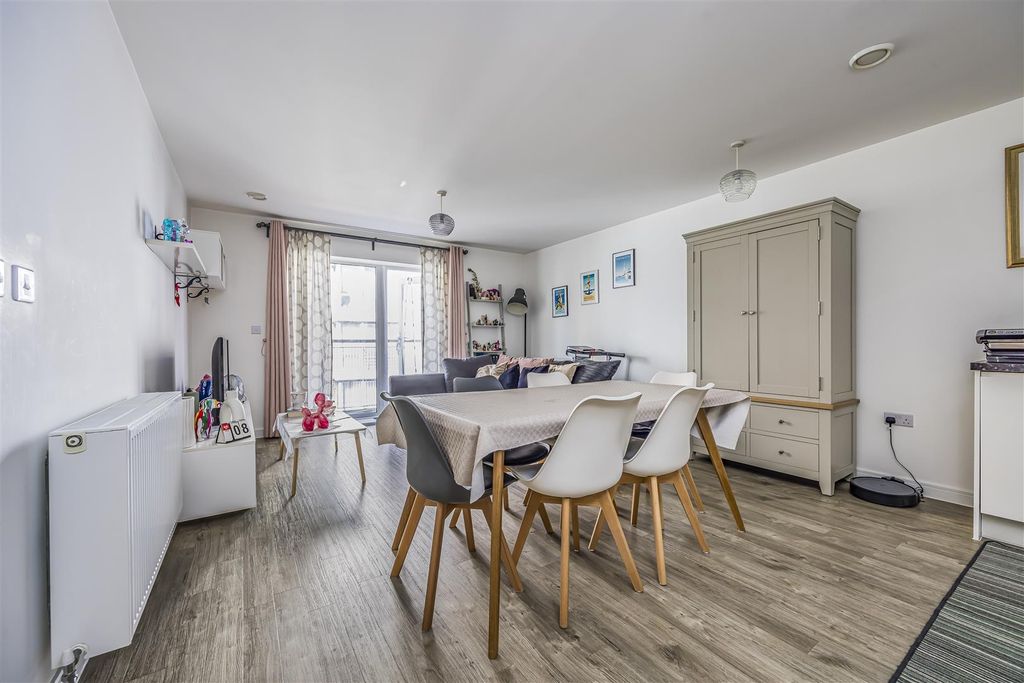 Property photo 2 of 13 22 Pennant House, Cross Street, Portsmouth-Portico