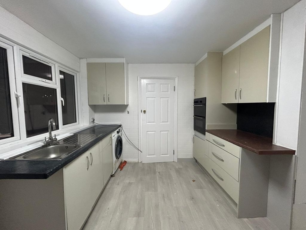 Property photo 1 of 12 4 Bed Semi-Detached House To Rent Drenon Square, Hayes Ub3