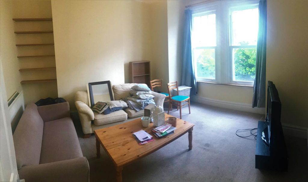 Property photo 3 of 18 Lounge