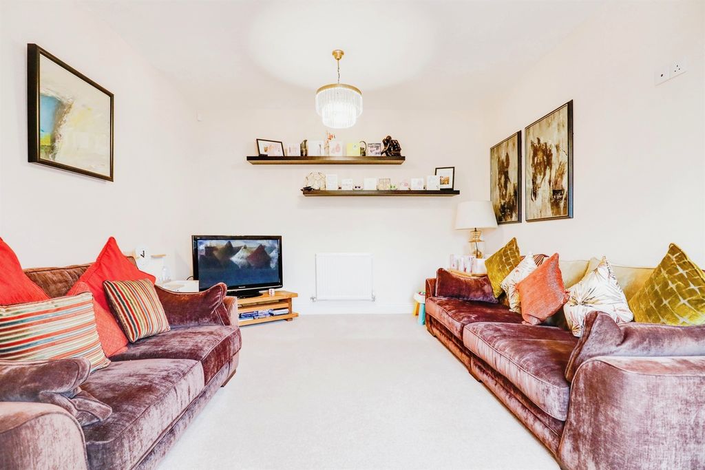 Property photo 2 of 33