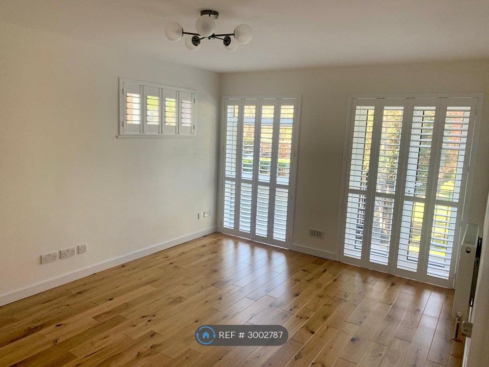 Property photo 3 of 18 Living Room