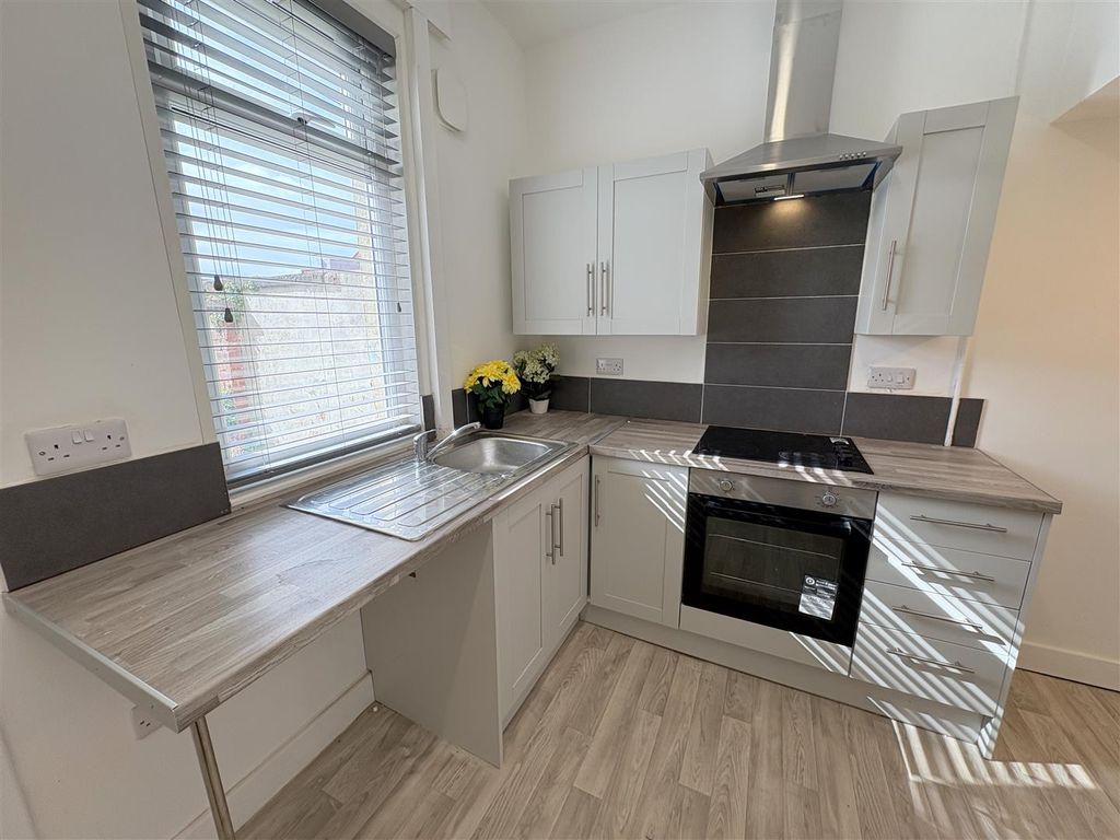 Property photo 3 of 9 Kitchen