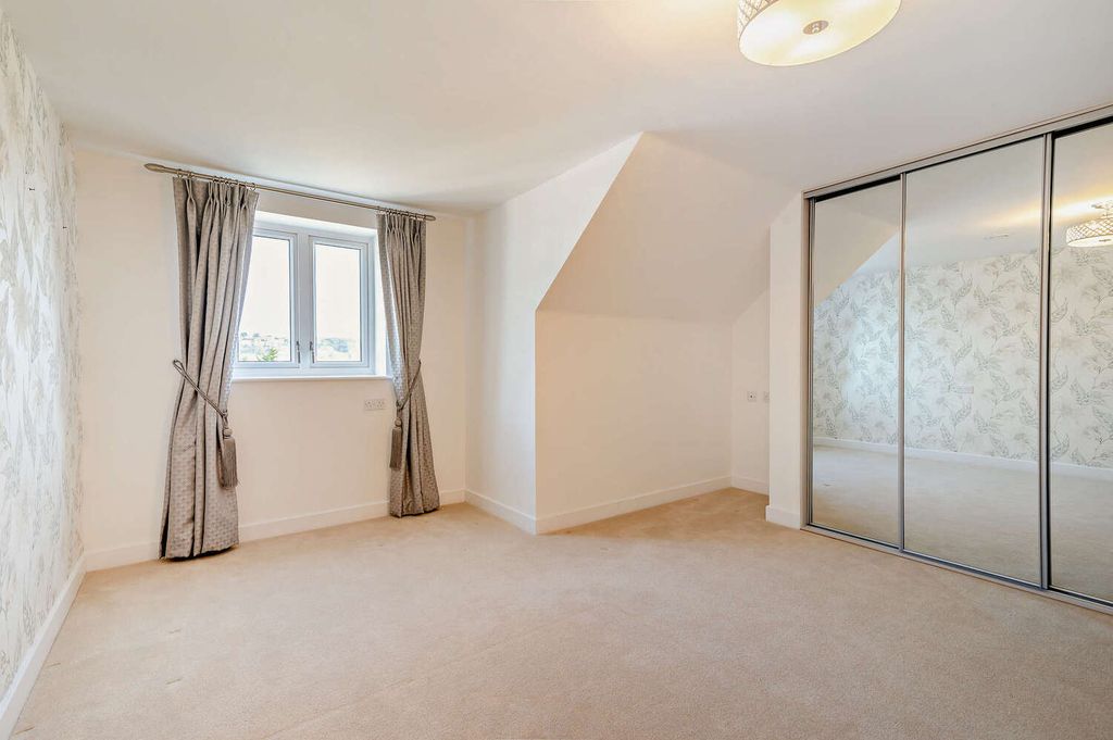 Property photo 2 of 9 Bedroom