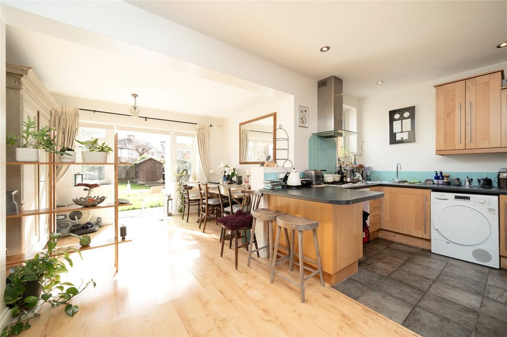 Property photo 3 of 9 Kitchen/Dining
