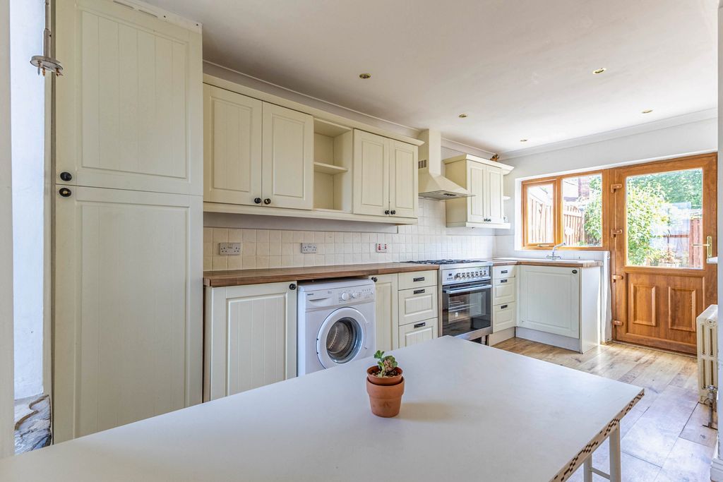 Property photo 3 of 17 Kitchen