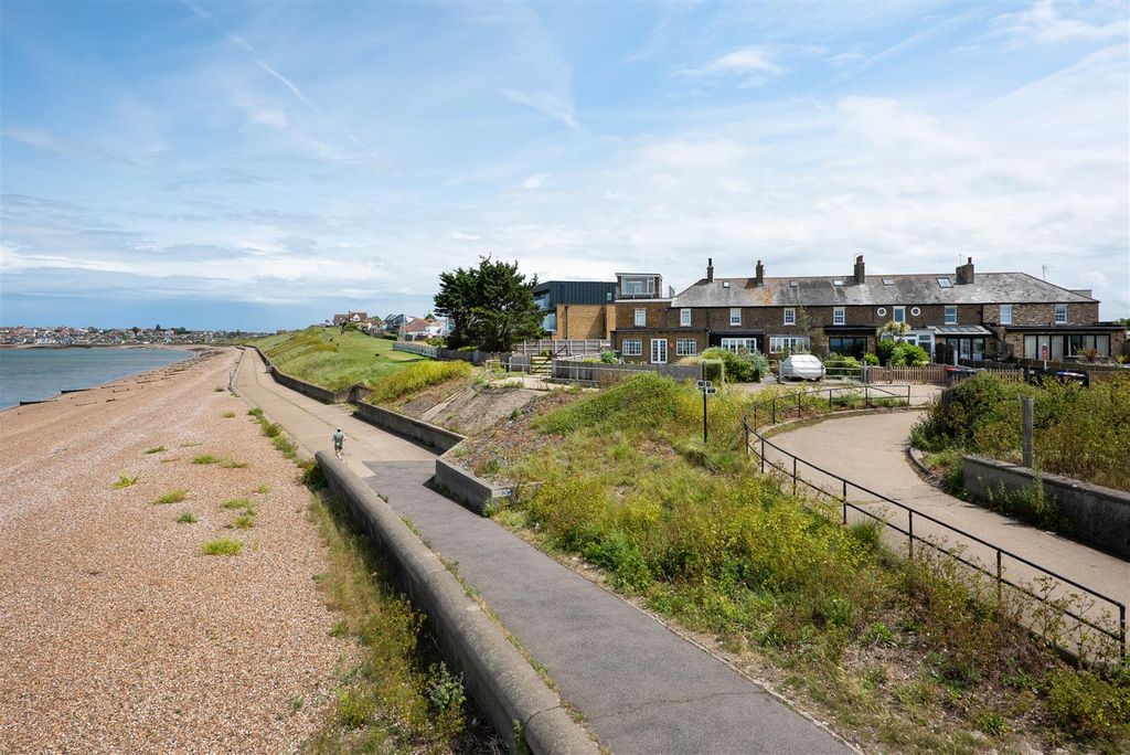 Property photo 2 of 25 Swalecliffe, Herne Bay