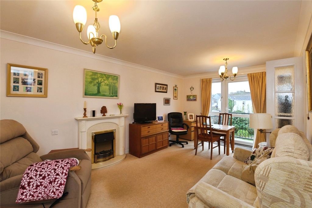 Property photo 2 of 9 Lounge