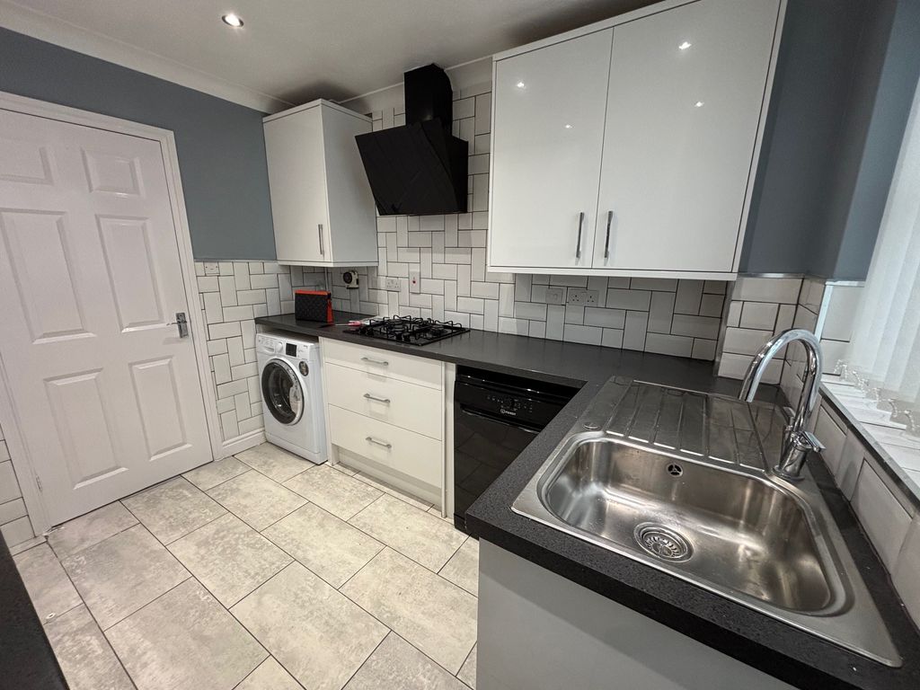 Property photo 2 of 9 Kitchen