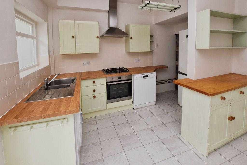 Property photo 3 of 10 A6Df8ba6-Dsc_0213_Edited 20Kitchen 20Tor