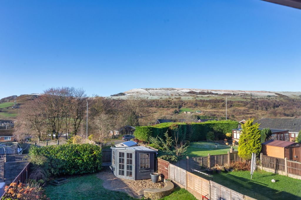 Property photo 2 of 21 8 Chatburn Close-15