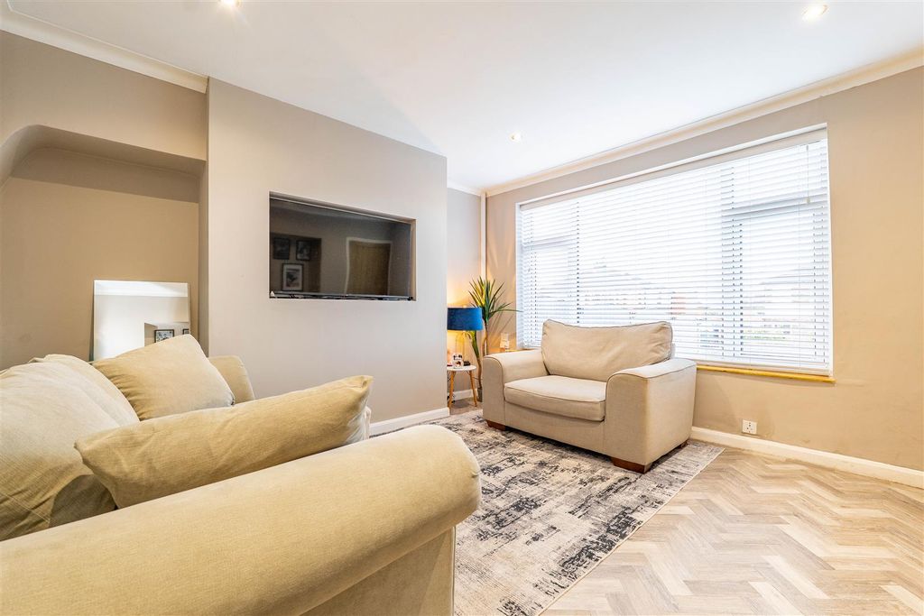 Property photo 2 of 14 Lounge