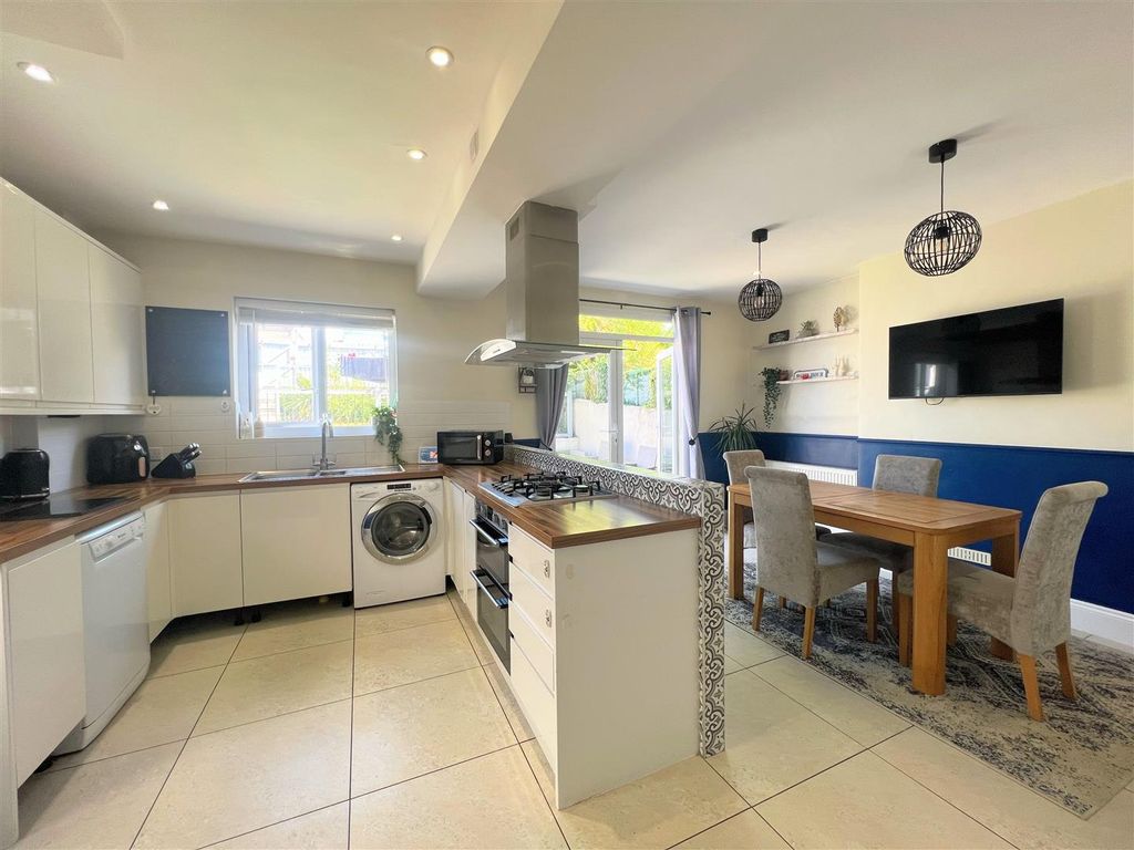 Property photo 2 of 25 Kitchen