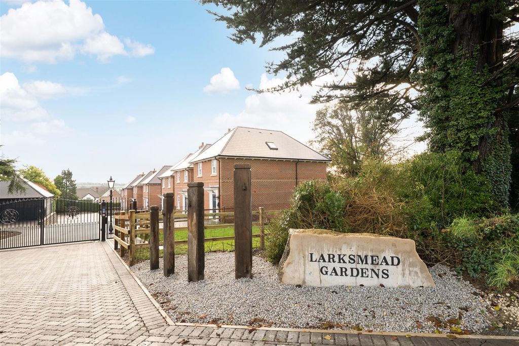 Property photo 1 of 23 Larskmead Gardens