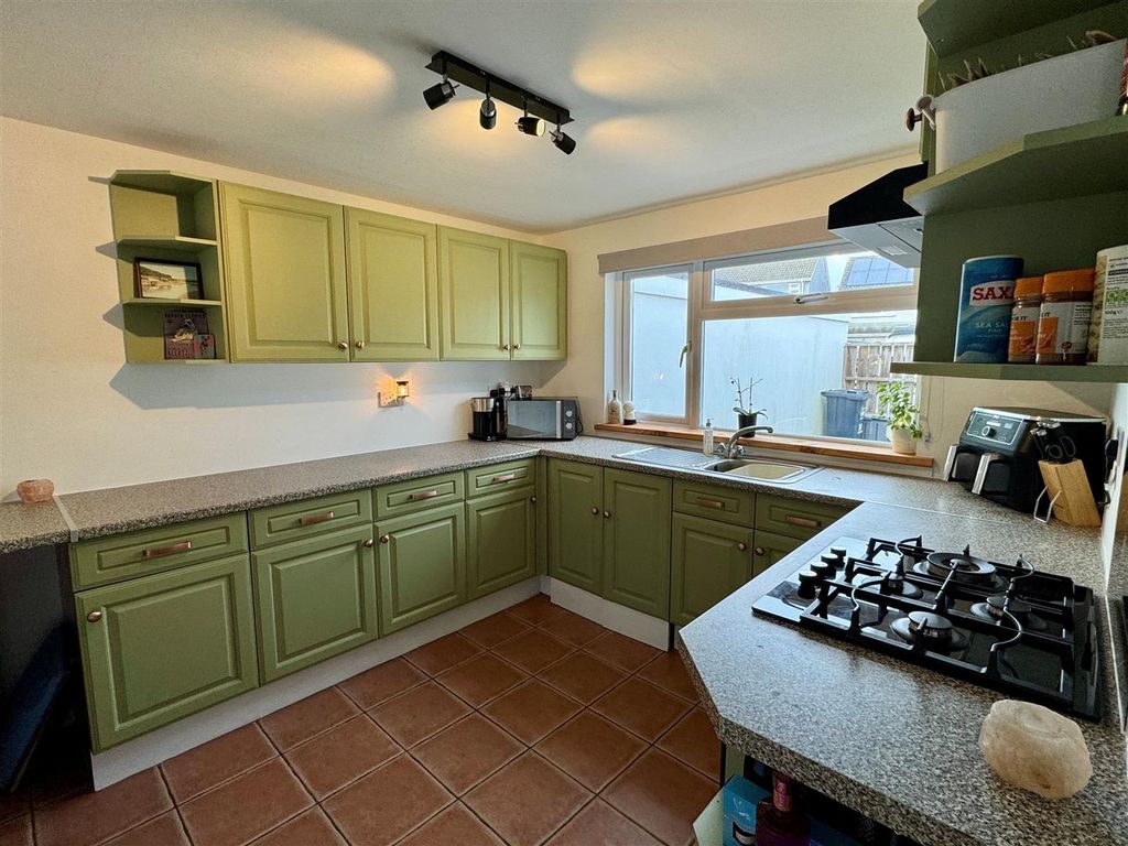 Property photo 3 of 9 14 Bramble Close Kitchen