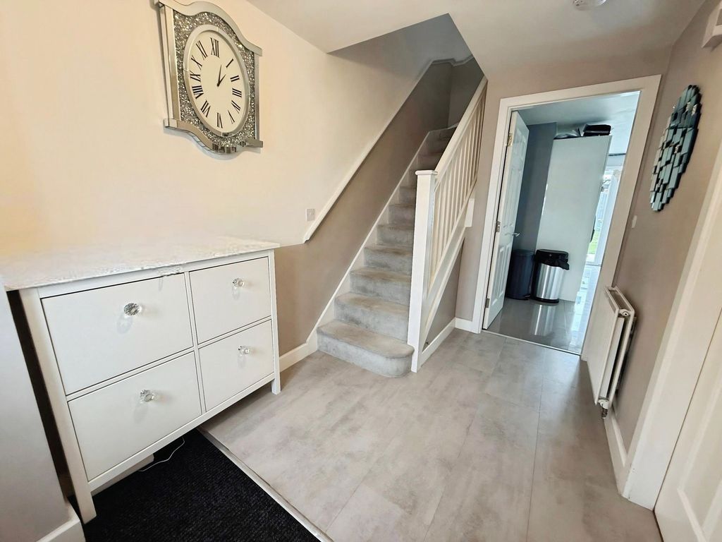Property photo 2 of 19 Entrance Hall