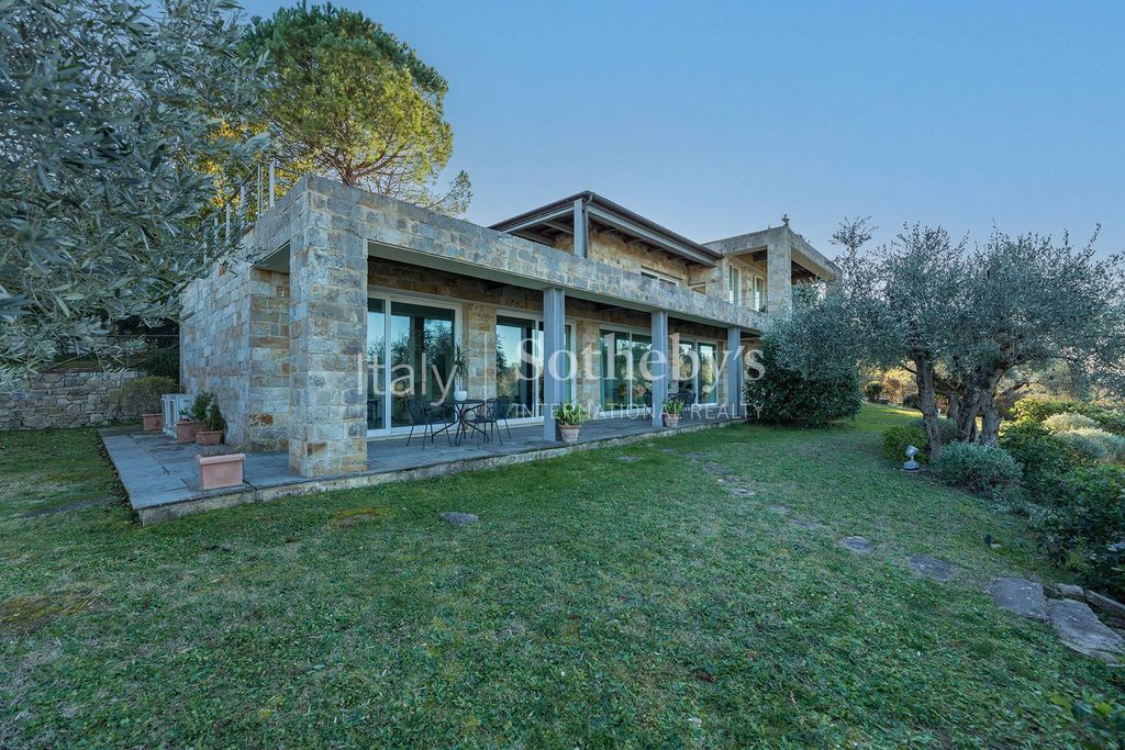 Property photo 2 of 32
