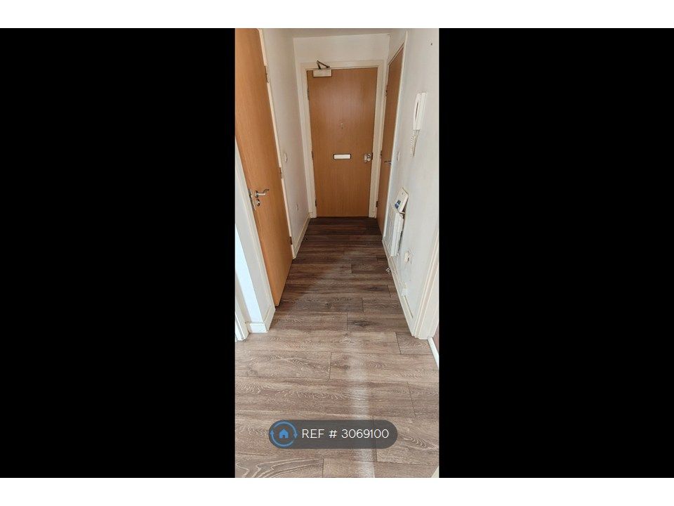 Property photo 2 of 11 Hallway