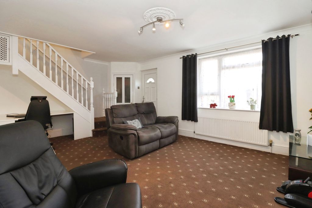 Property photo 1 of 17 Lounge