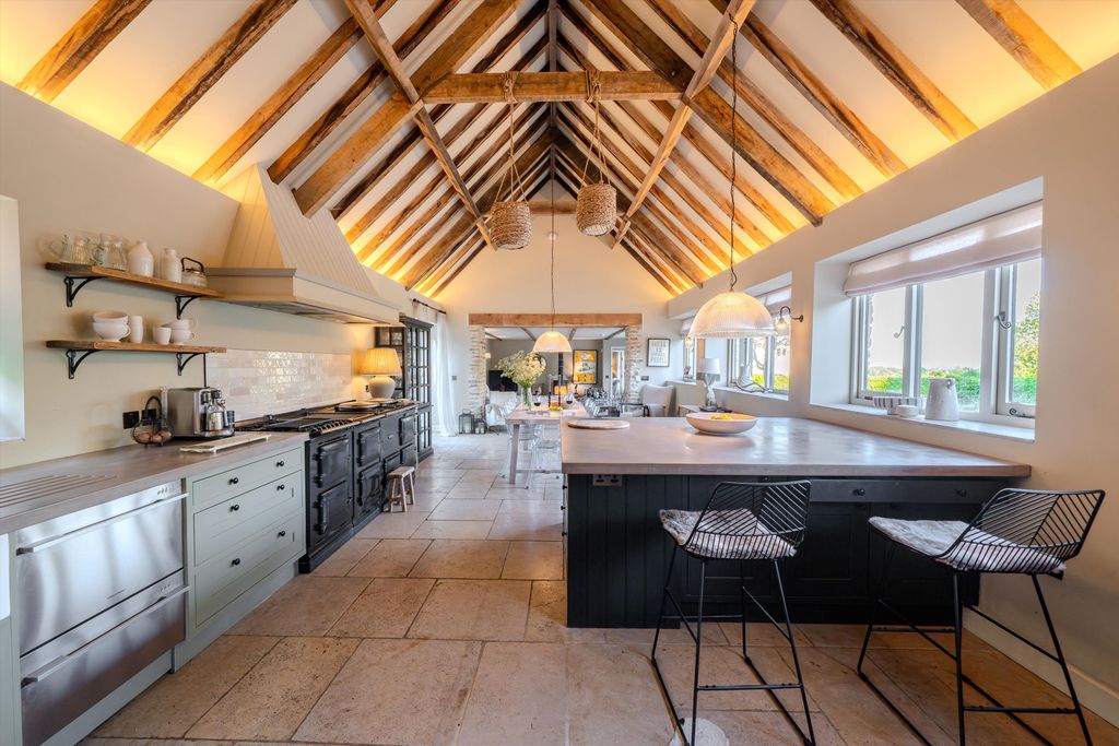 Property photo 2 of 18 Image