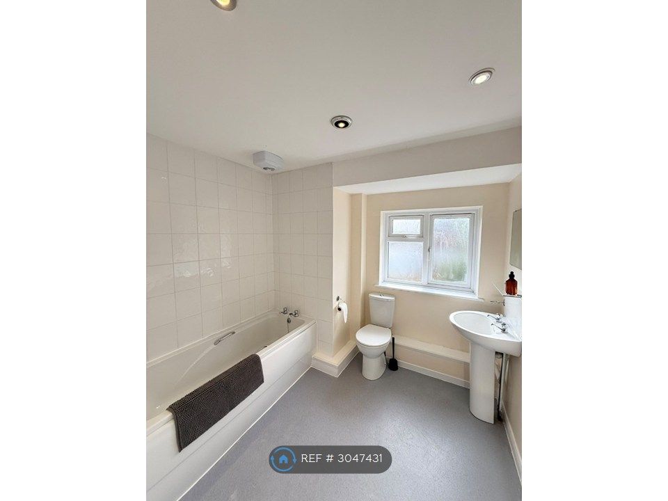 Property photo 3 of 7 Communal Bathroom