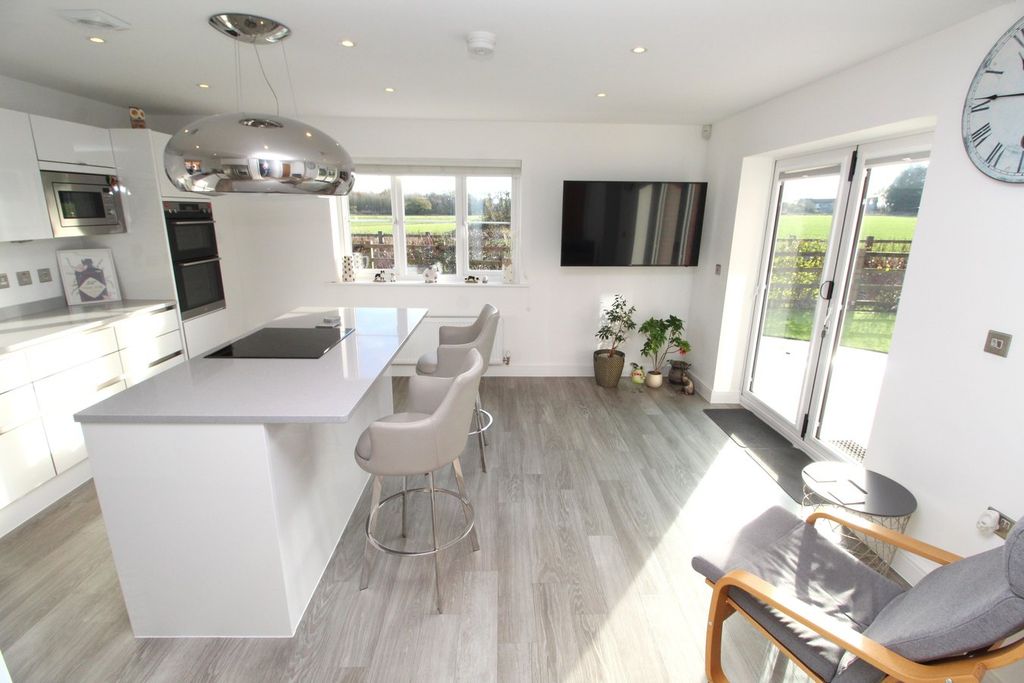 Property photo 3 of 26