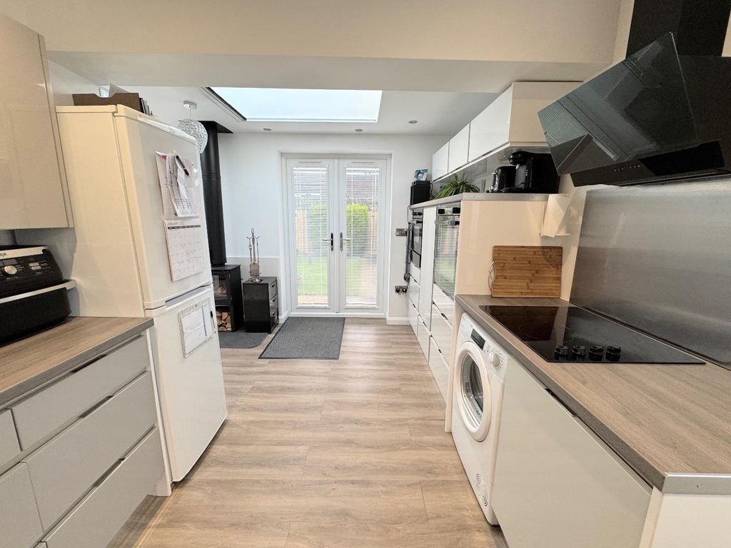 Property photo 3 of 11 Kitchen