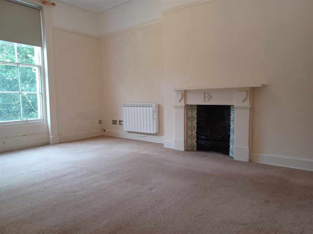 Property photo 3 of 6 Lounge