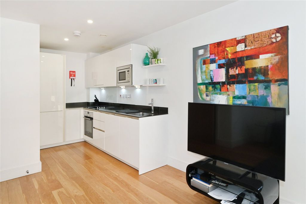 Property photo 3 of 11 Kitchen