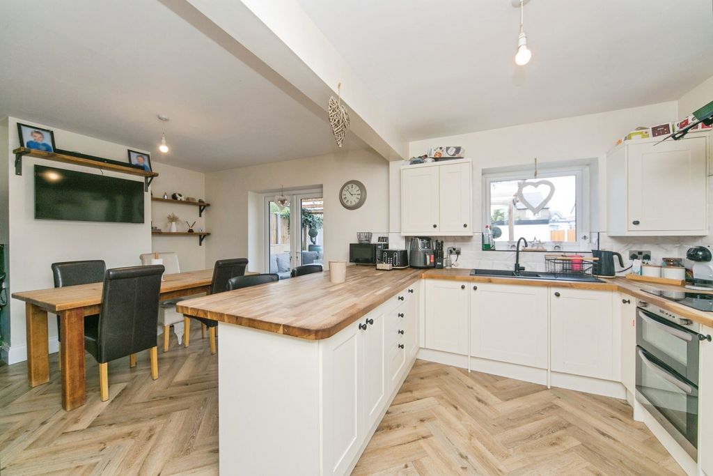 Property photo 3 of 18 Pbox-Img.Jpg