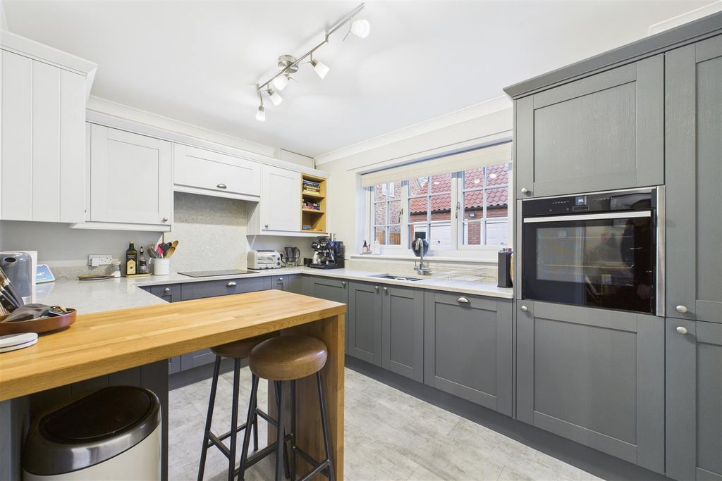 Property photo 3 of 21 Kitchen