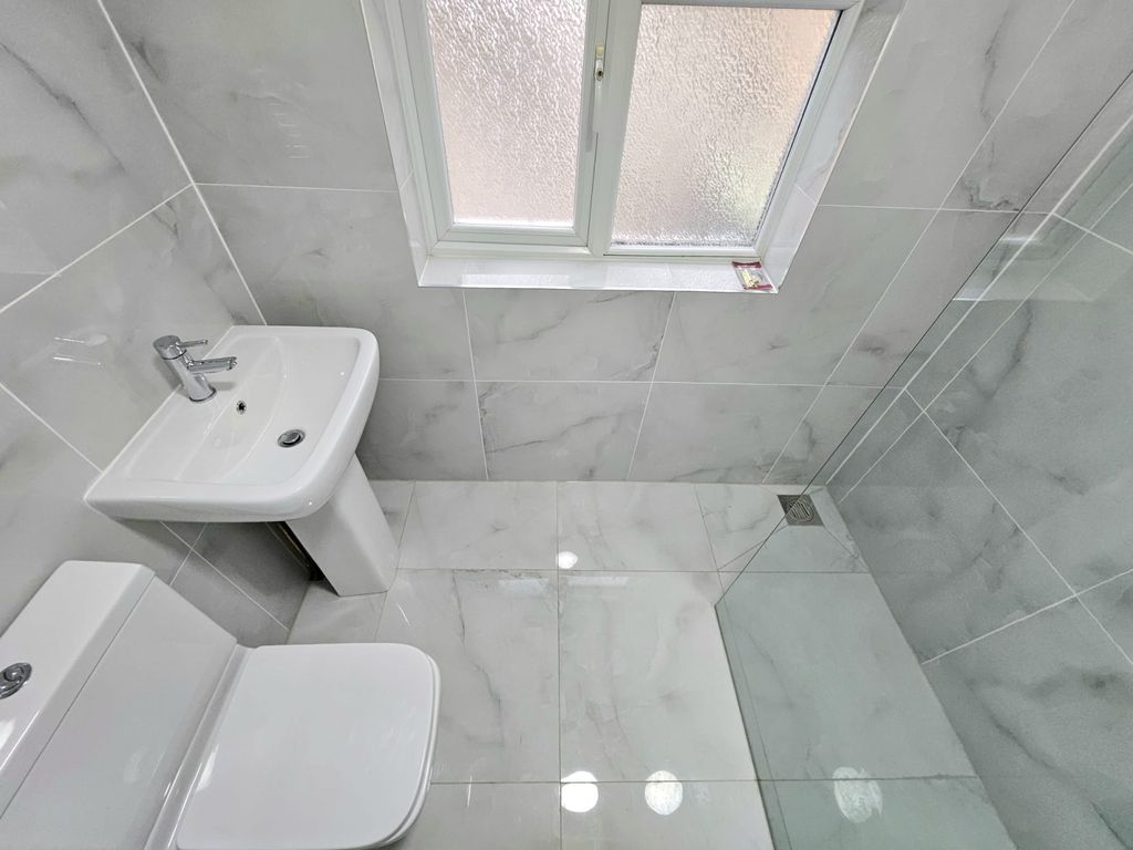 Property photo 1 of 11 Fully Refurbished 3-Bedroom Mid-Terrace Home – Walking Distance To Luton Station