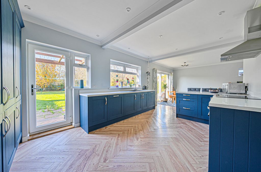 Property photo 2 of 9 1381362-15-691B10...