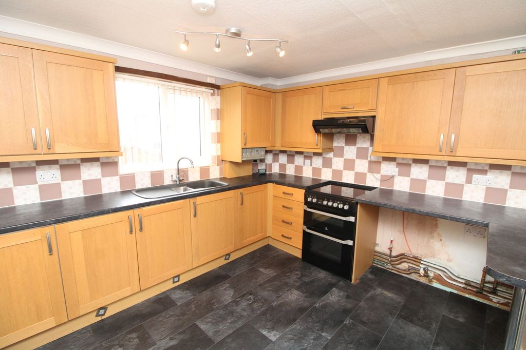 Property photo 2 of 10 Kitchen