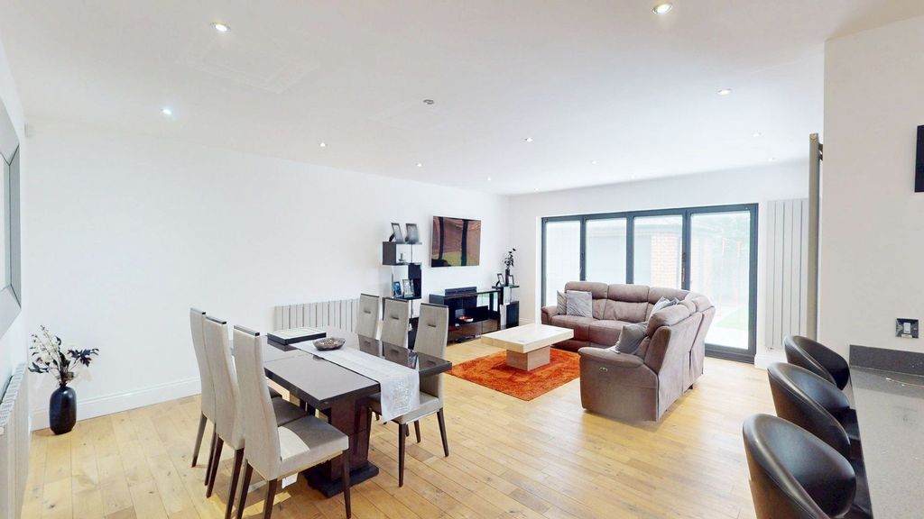 Property photo 3 of 18 Kitchen