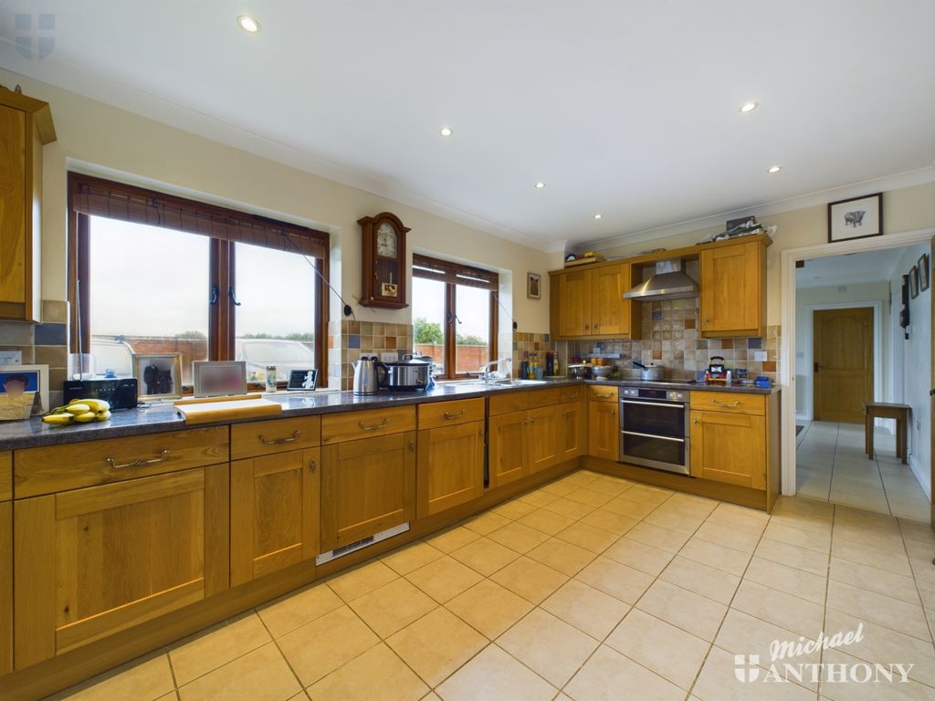 Property photo 3 of 26 Cam02538G0-Pr0305-Still042