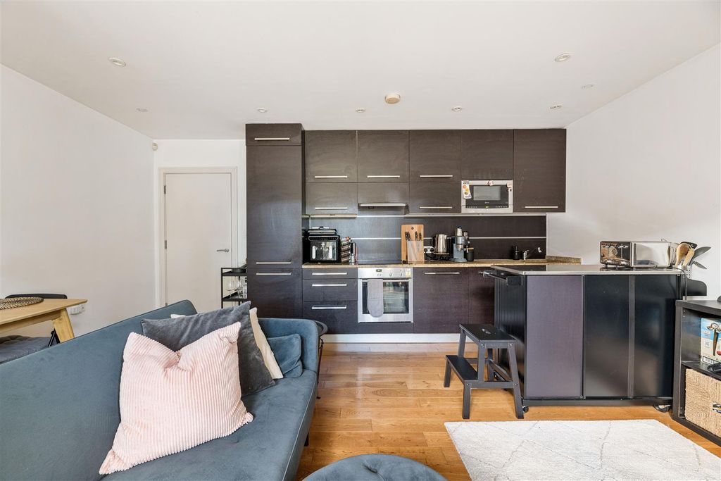 Property photo 2 of 14 Spratt Hall Road