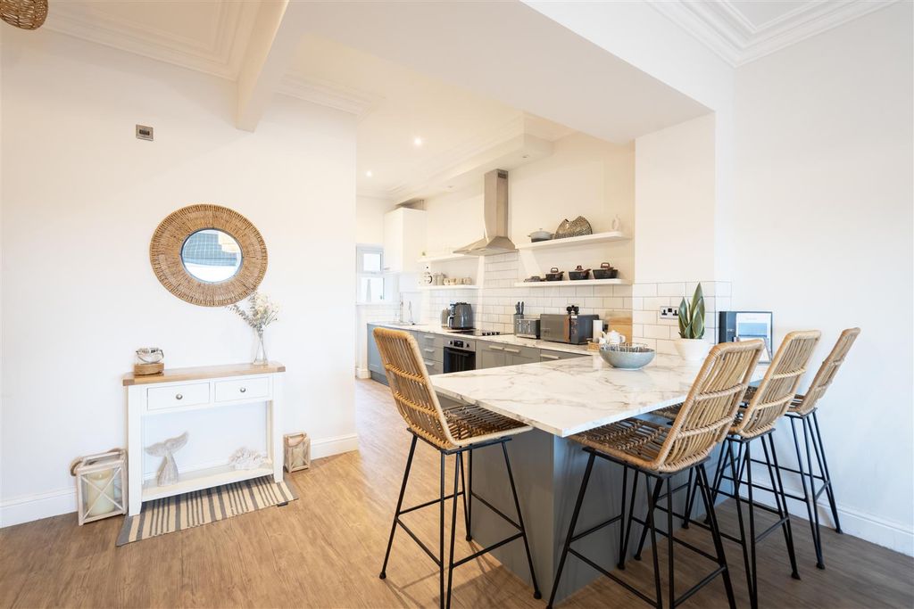 Property photo 3 of 7 Kitchen