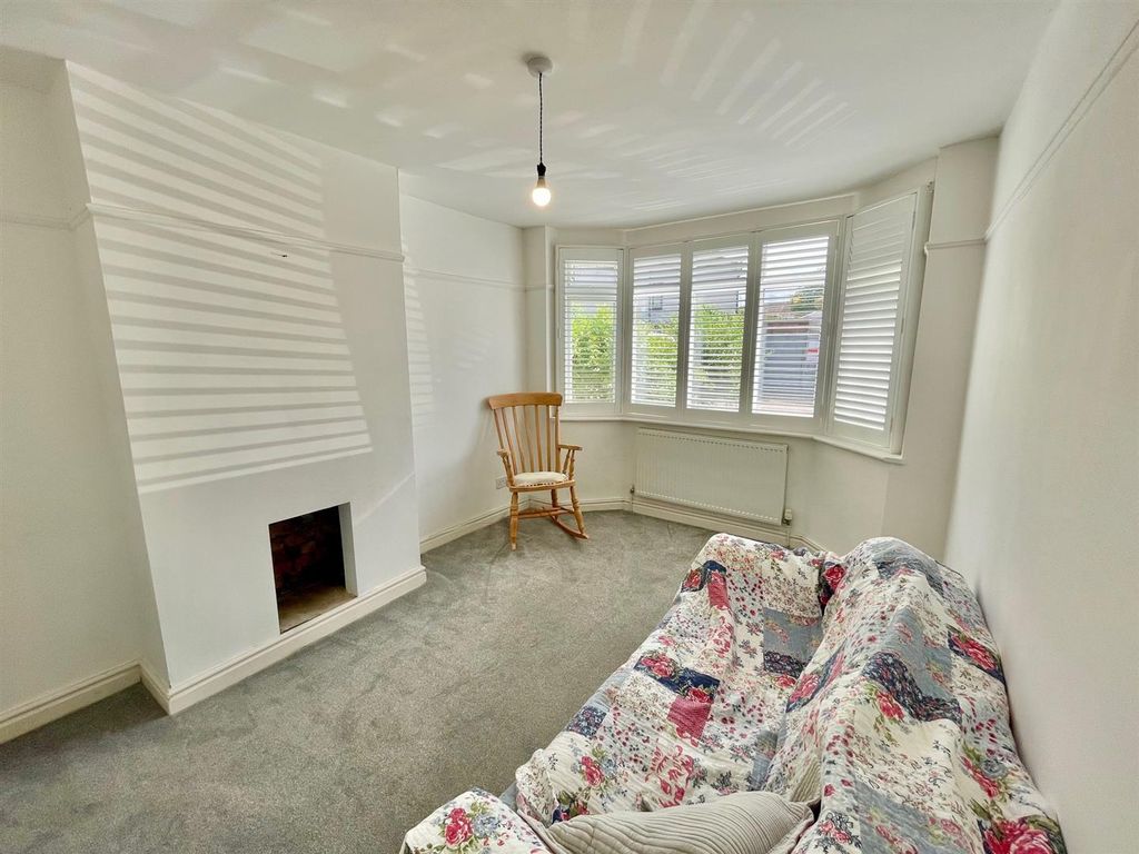 Property photo 2 of 13 38 Clive Close Lounge.Jpg